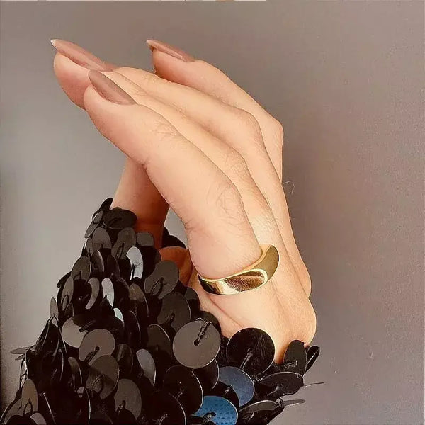 Anel Feminino de Dedinho Retangular Ajustável em Aço Dourado – Serenité