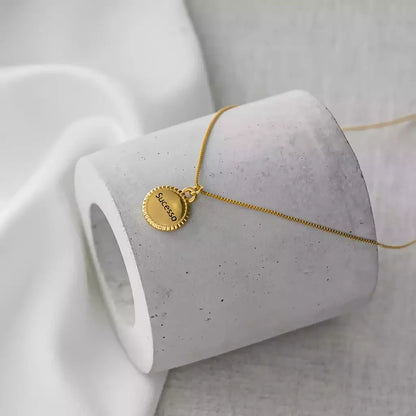 Colar Feminino Médio com Pingente Medalha Banhado a Ouro – Serenité