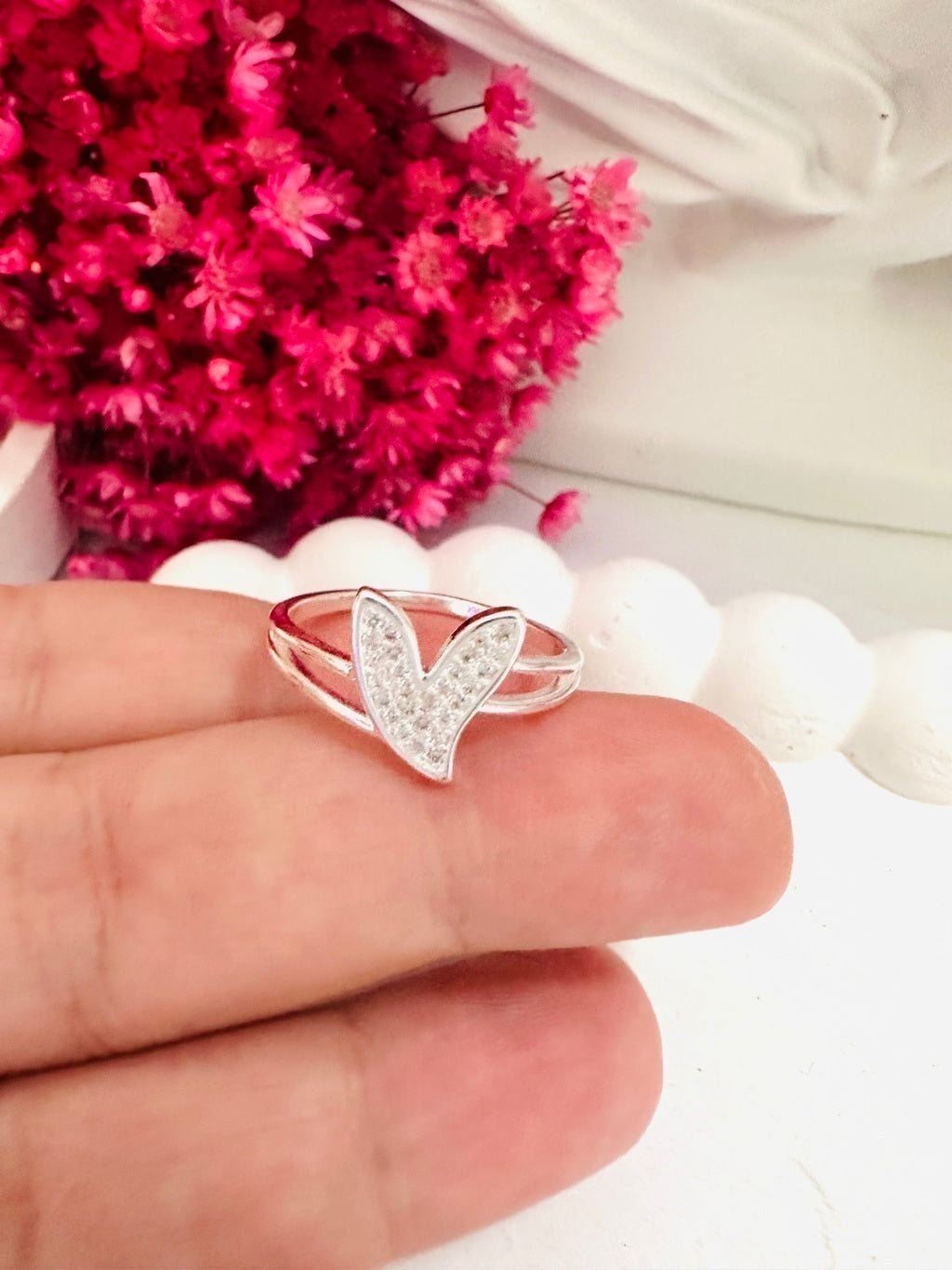 Anel Feminino Coração Vazado com Zircônias em Banho Prateado – Serenité