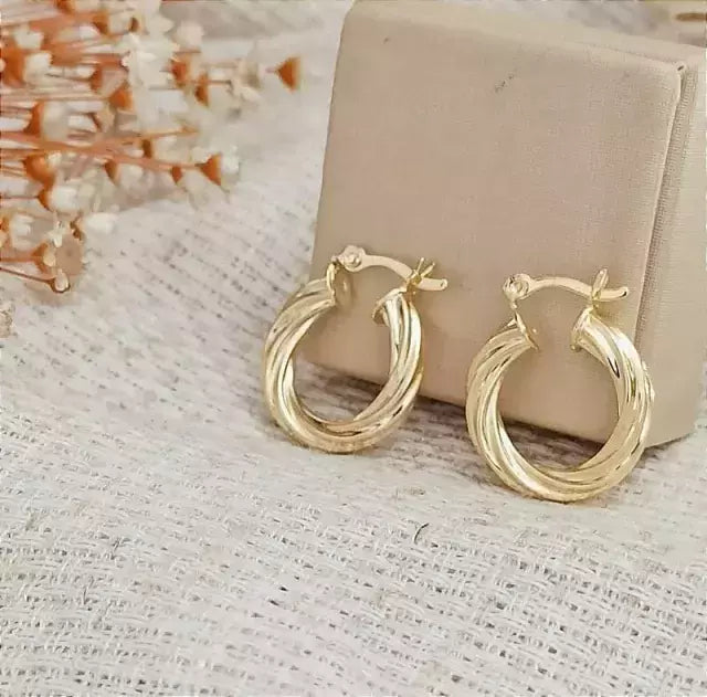 Brinco Argola Feminina Dourada Texturizada em Metal Antialérgico – Serenité