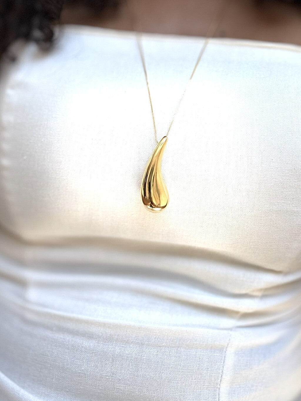 Colar Feminino Vírgula com Pingente Orgânico em Banho de Ouro – Serenité