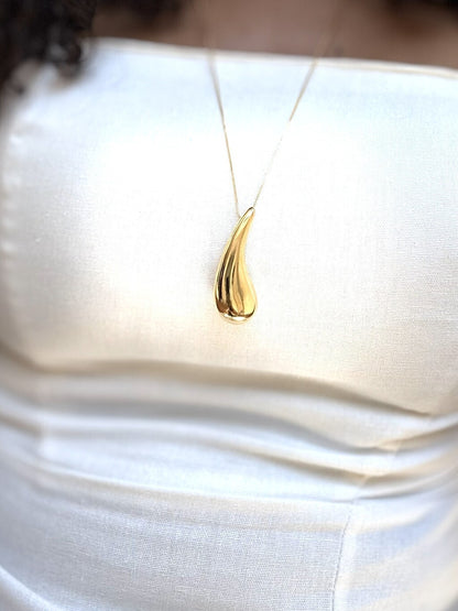 Colar Feminino Vírgula com Pingente Orgânico em Banho de Ouro – Serenité