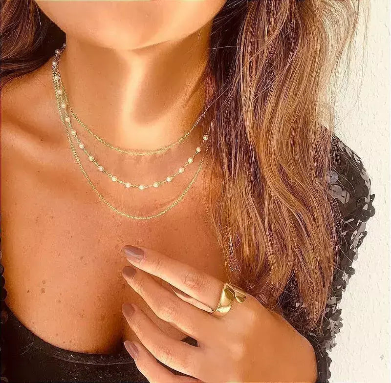 Colar Feminino Triplo com Pérolas em Banho Dourado – Serenité