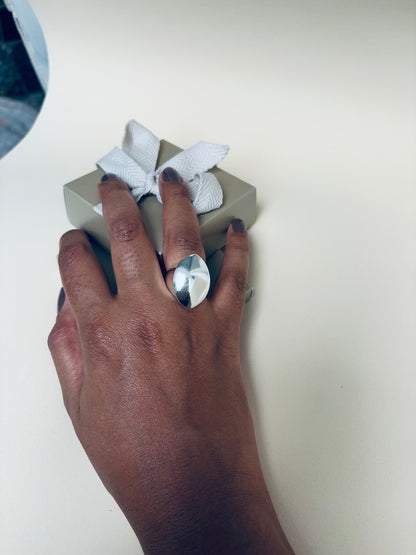 Anel Feminino Ajustável Banhado a Prata com Design Orgânico Polido – Serenité