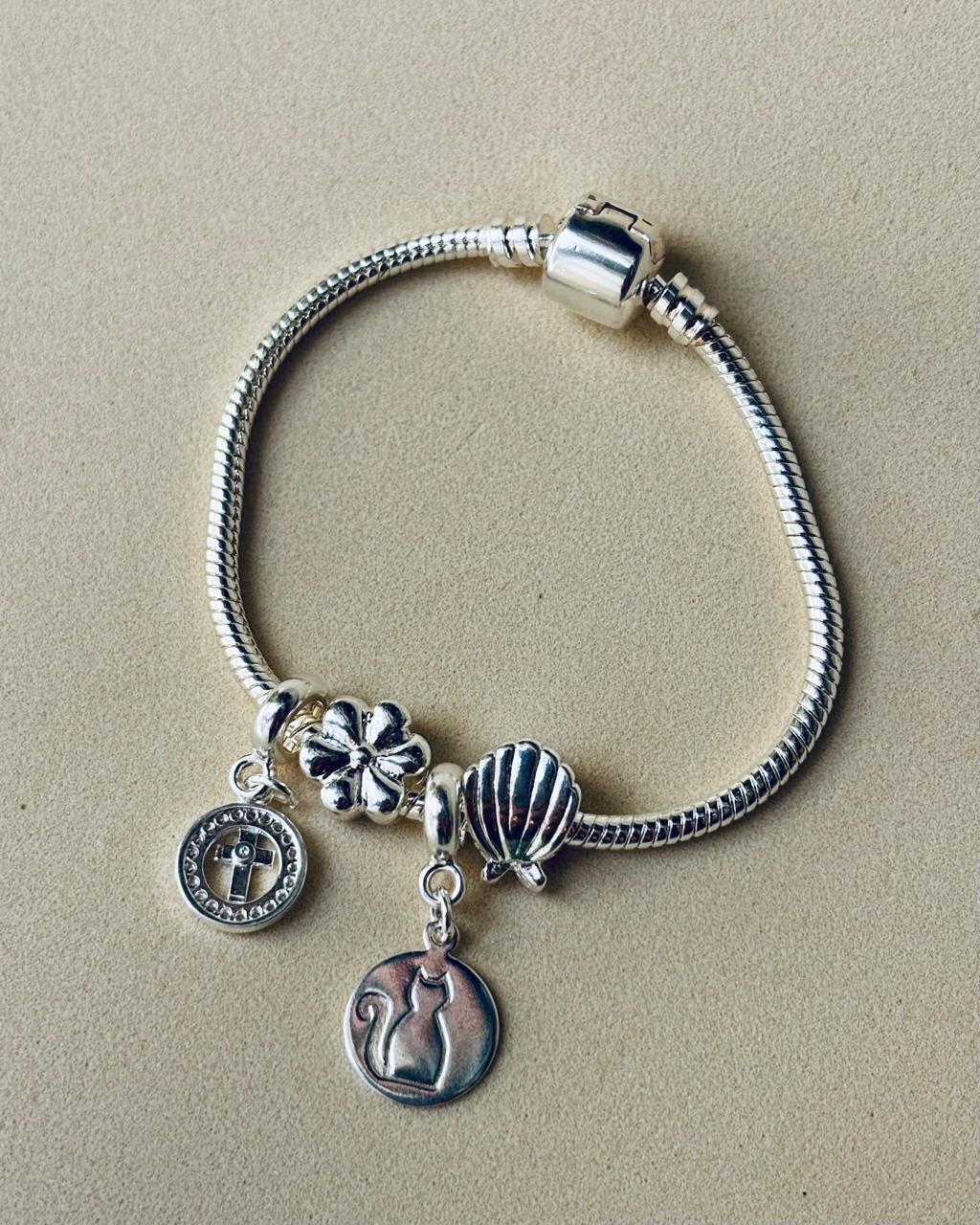 Pulseira Feminina de Berloques com Fecho Redondo em Banho de Prata 16 cm – Serenité