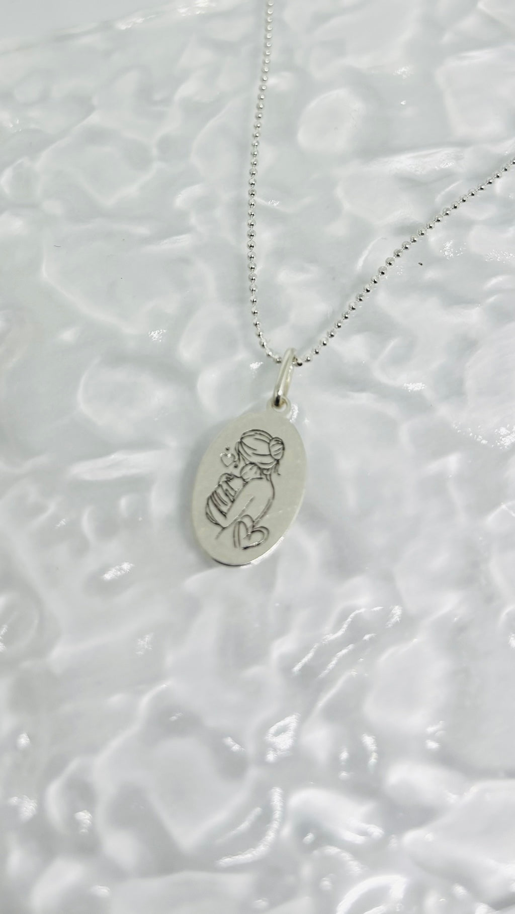 Colar Feminino Medalha Cuidados de Mãe em Prata Banhada – Serenité