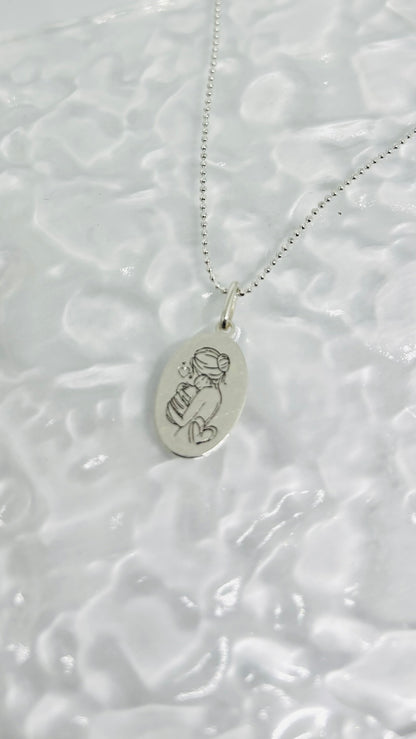 Colar Feminino Medalha Cuidados de Mãe em Prata Banhada – Serenité