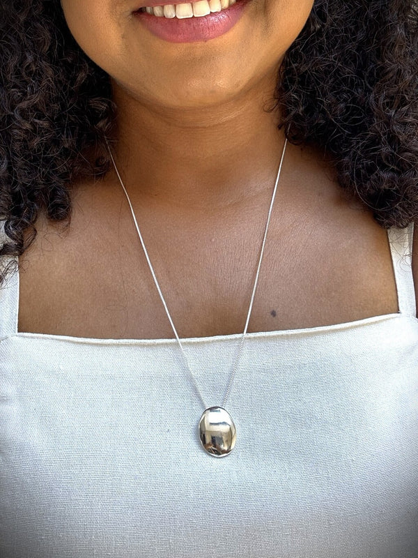 Colar Feminino Aurora Oval com Pingente Liso em Banho de Prata 925 – Serenité