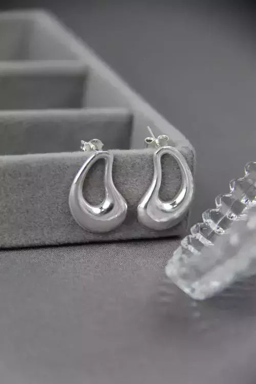 Brinco Feminino Pequeno Orgânico Liso em Metal Banhado – Serenité
