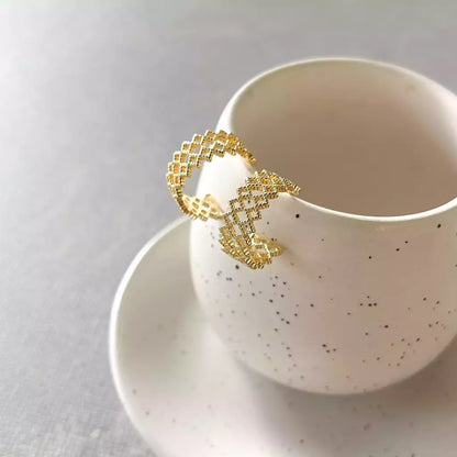 Brinco Argola Feminina Média Vazado Zig Zag em Banho Dourado – Serenité