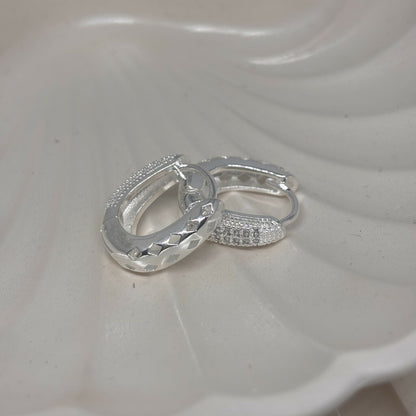 Argola Feminina Oval Diamantada com Zircônia em Banho de Prata – Serenité
