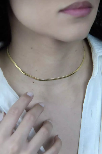 Colar Choker Feminino Lisa Fina em Metal com Banho de Ouro – Serenité
