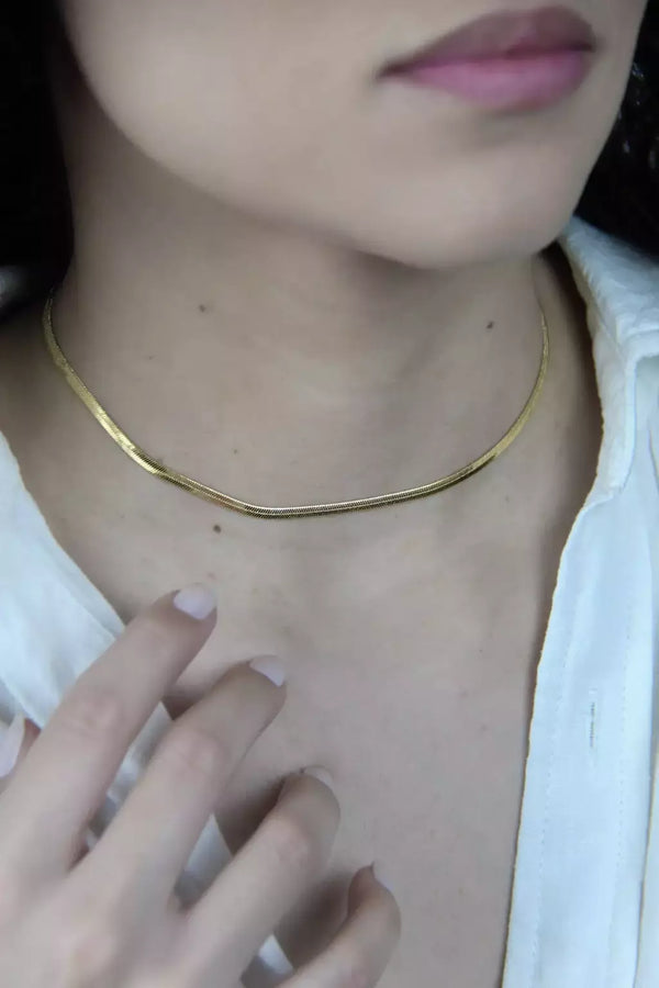 Colar Choker Feminino Lisa Fina em Metal com Banho de Ouro – Serenité
