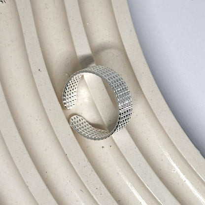 Anel Feminino Regulável Texturizado em Metal Prateado – Serenité