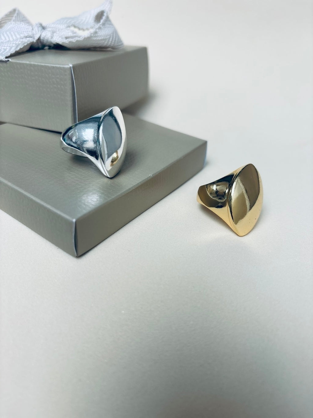 Anel Feminino Oval Bombê Banhado a Ouro 18K em Metal Hipoalergênico – Serenité