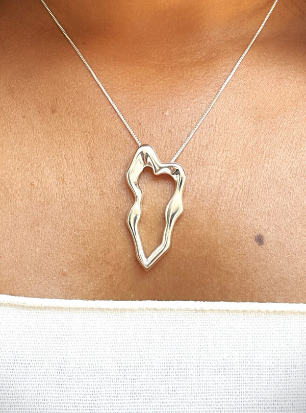 Colar Feminino Solare Banho de Prata com Pingente Orgânico Minimalista – Serenité