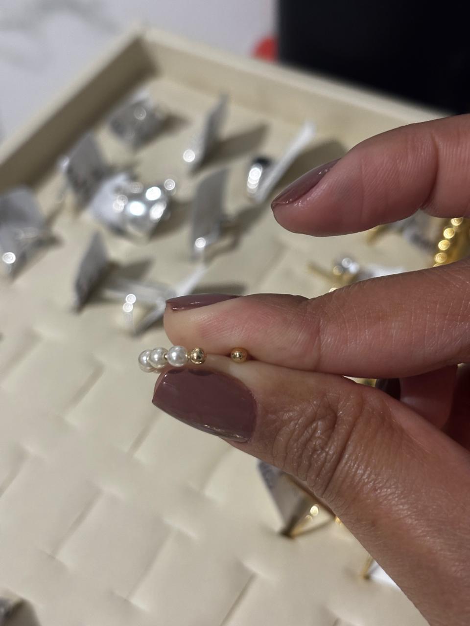 Piercing de Pressão Feminino com Pérolas e Banho de Ouro – Serenité