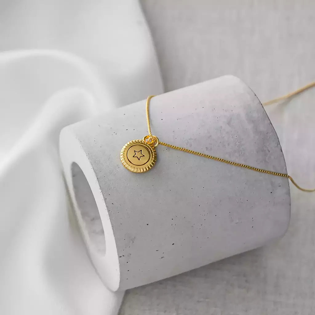 Colar Feminino Médio com Pingente Medalha Banhado a Ouro – Serenité