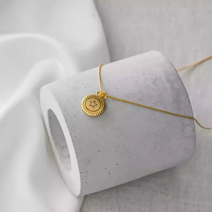 Colar Feminino Médio com Pingente Medalha Banhado a Ouro – Serenité