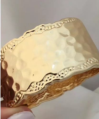 Bracelete Feminino Largo Martelado Banhado a Ouro – Serenité