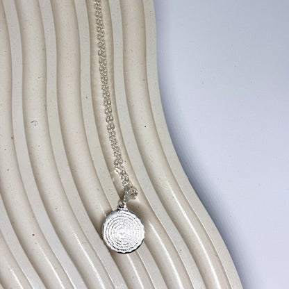 Colar Feminino Pai Nosso com Pingente Medalha em Metal Prateado – Serenité