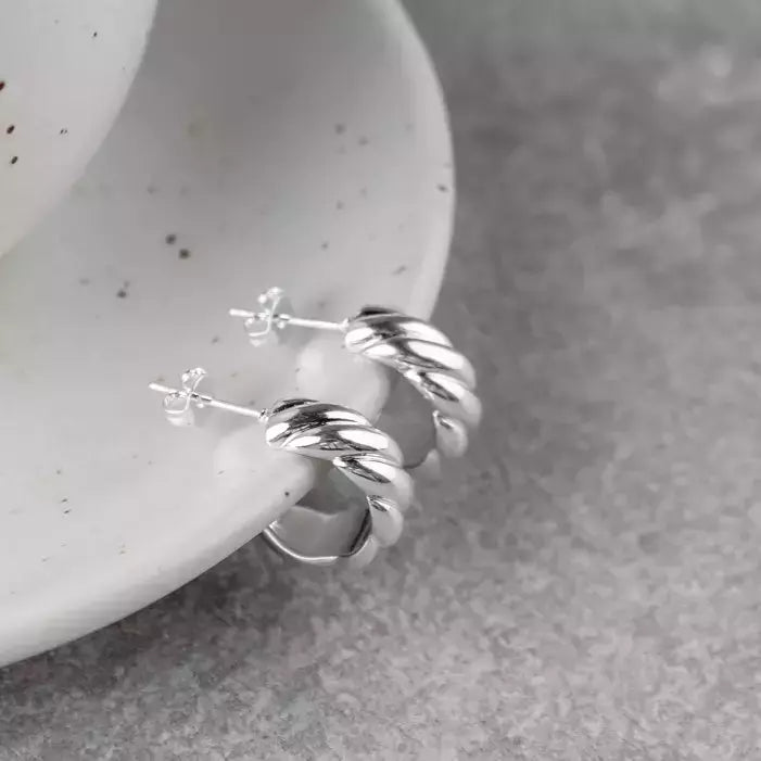 Brinco Argola Feminina Pequena Croissant em Metal Banhado a Prata – Serenité