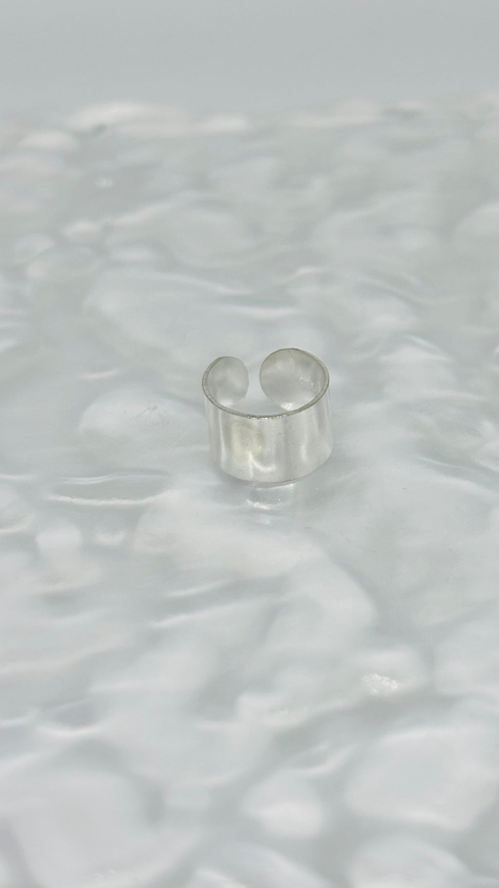 Piercing Fake Liso Unissex em Metal Prateado Ajustável – Serenité