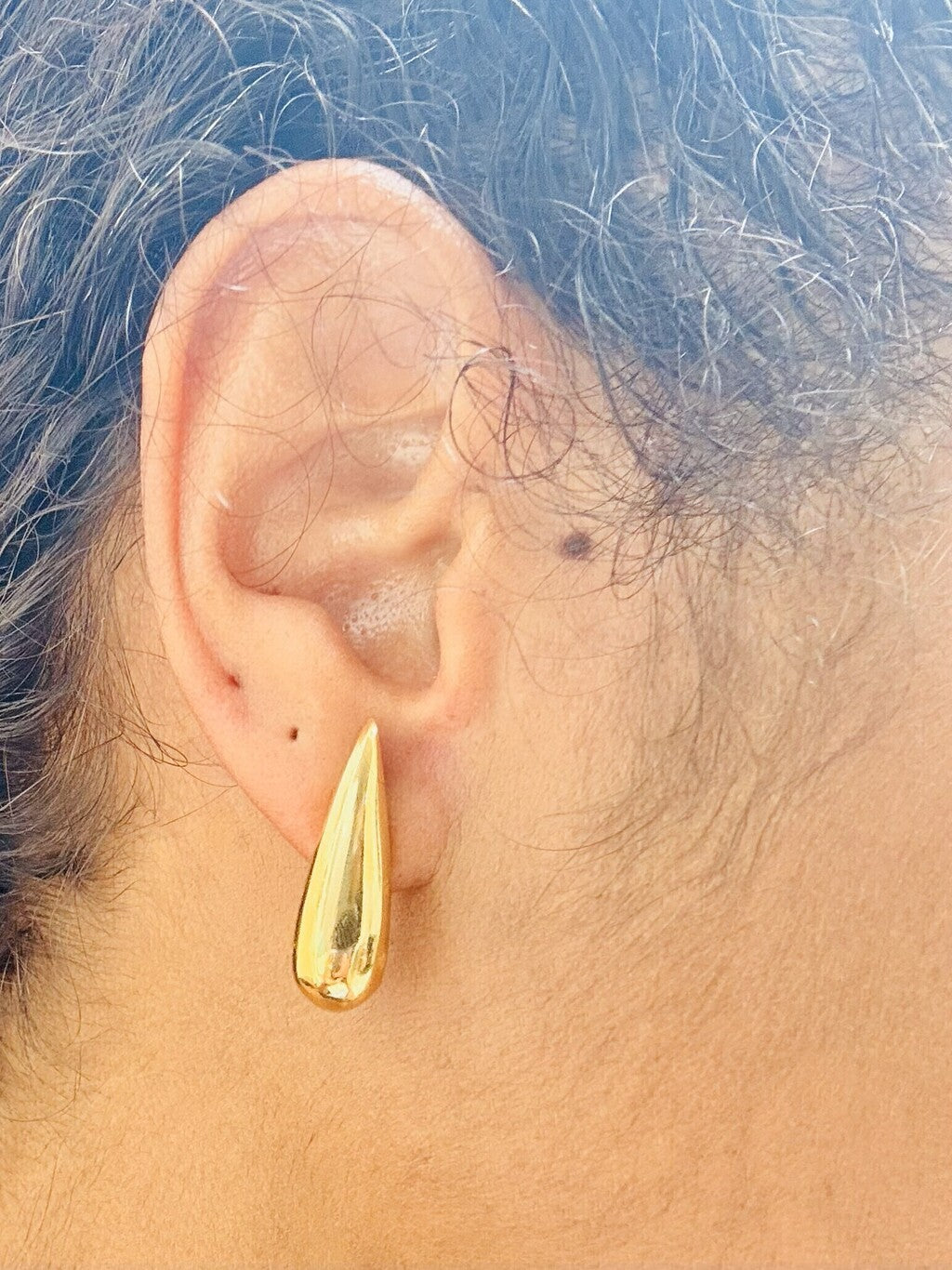 Brinco Feminino Gota Pequena Banho de Ouro 18K em Metal Hipoalergênico – Serenité