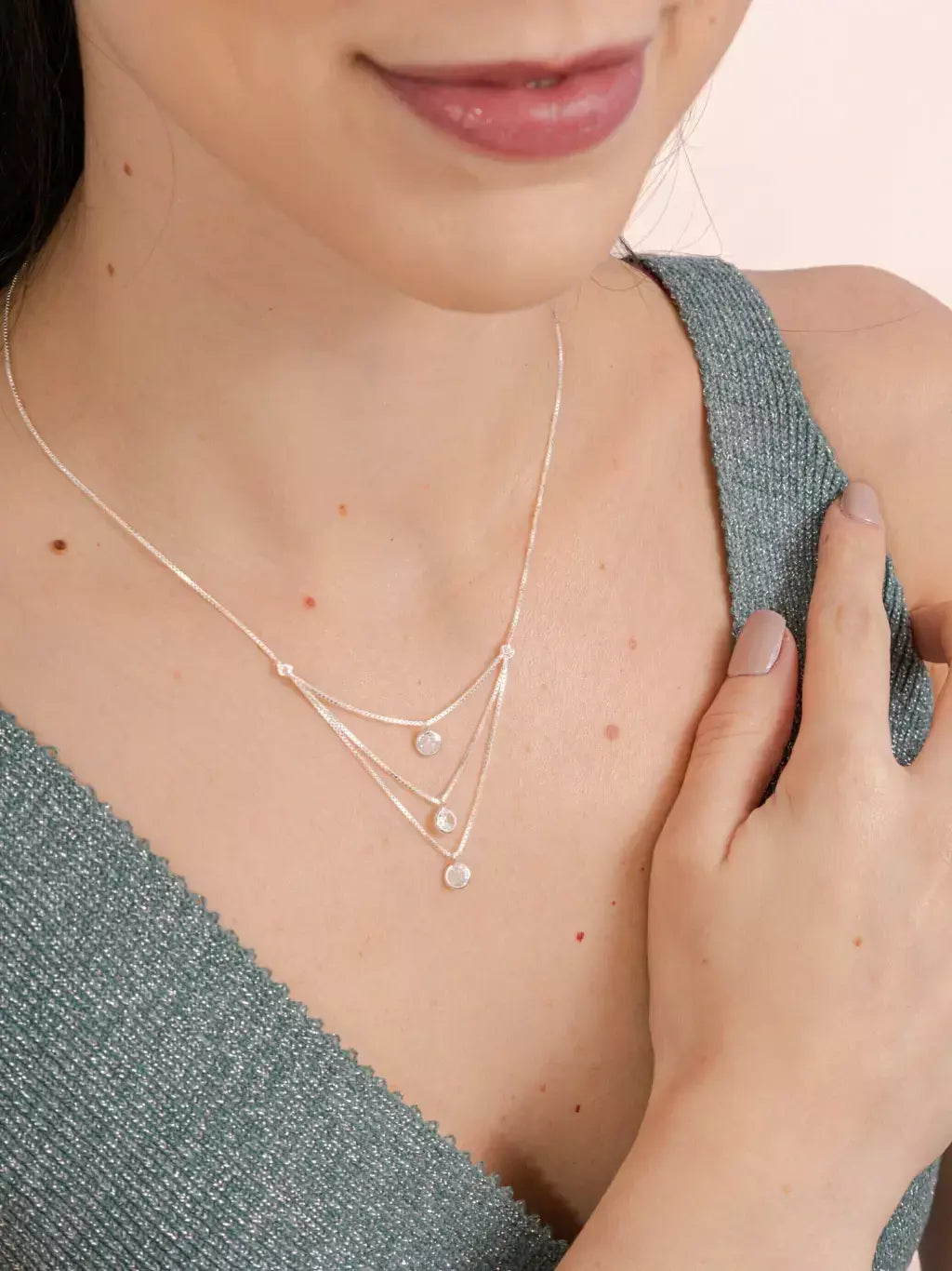 Colar Feminino em Prata 925 com Correntes em Camadas e 3 Pontos de Luz – Serenité