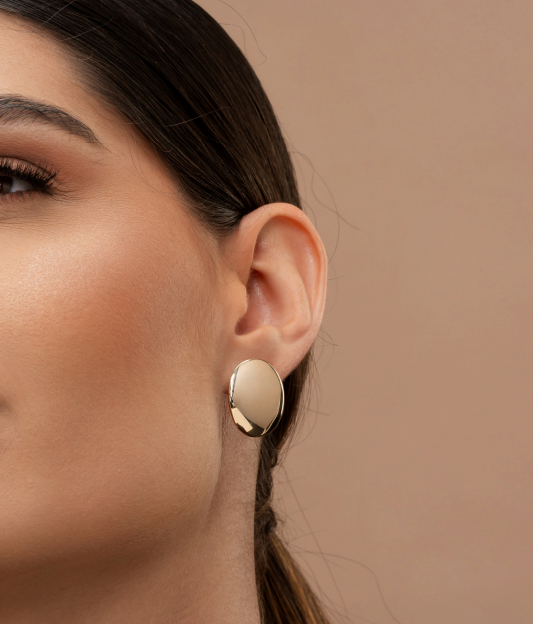 Brinco Feminino Oval Liso Banho de Ouro 18K Antialérgico – Serenité