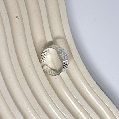 Anel Feminino Regulável Texturizado em Metal Prateado – Serenité