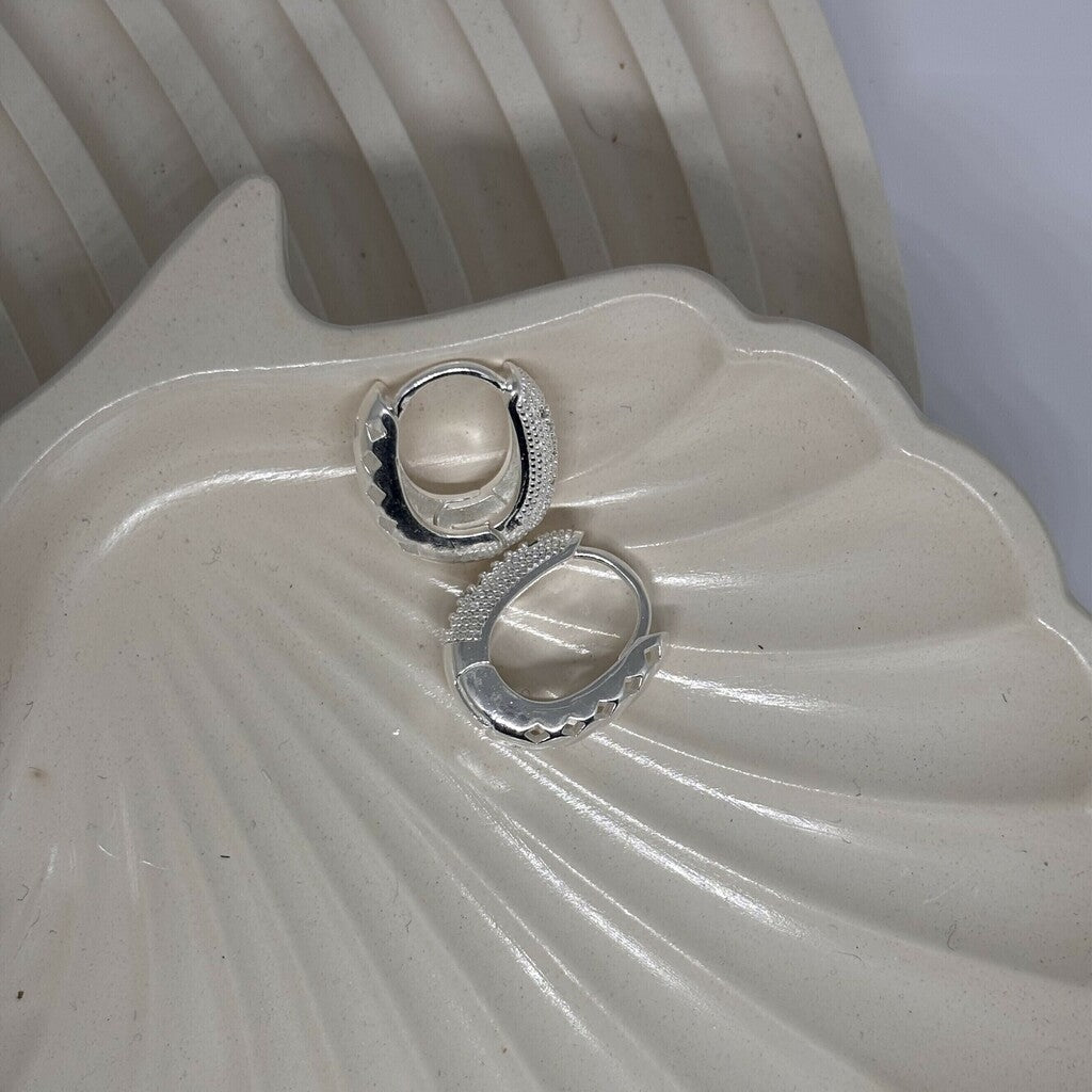 Argola Feminina Oval Diamantada com Zircônia em Banho de Prata – Serenité