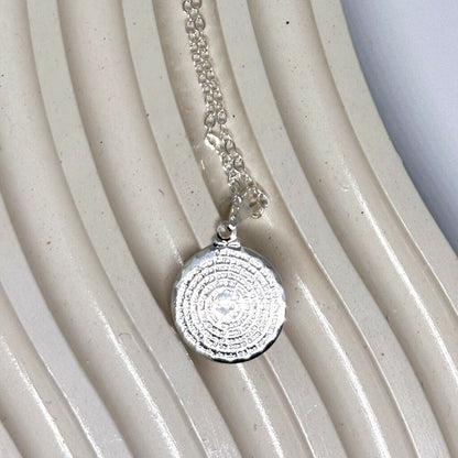 Colar Feminino Pai Nosso com Pingente Medalha em Metal Prateado – Serenité
