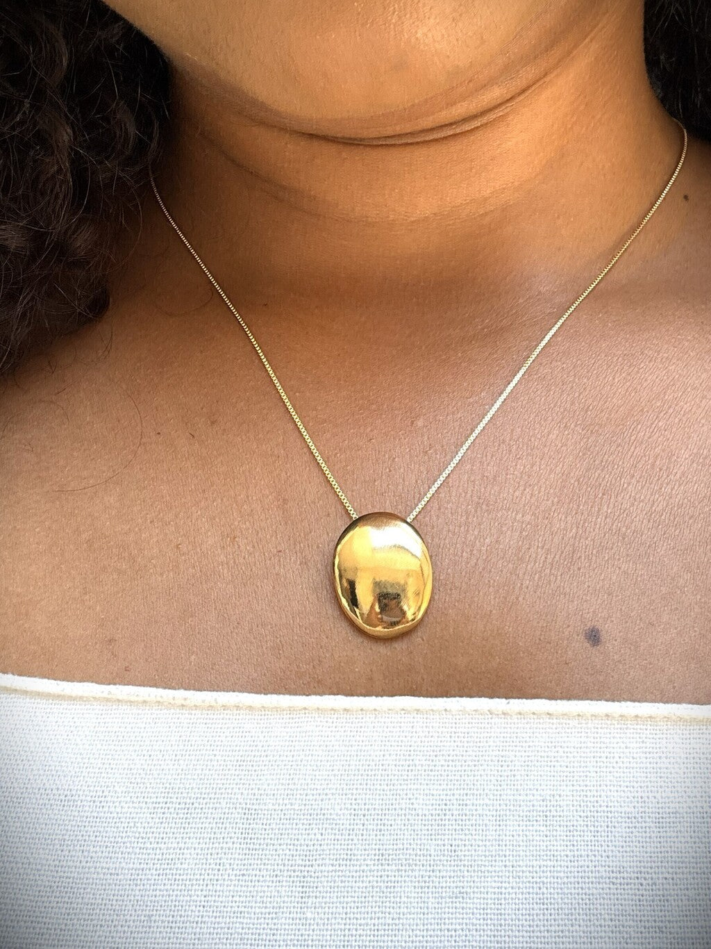 Colar Feminino Oval Minimalista com Pingente Liso Banho de Ouro 18K – Serenité