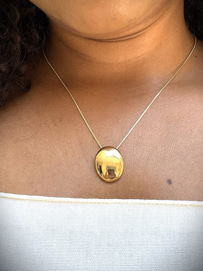 Colar Feminino Oval Minimalista com Pingente Liso Banho de Ouro 18K – Serenité