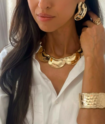 Bracelete Feminino Largo Martelado Banhado a Ouro – Serenité