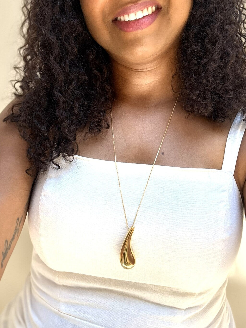 Colar Feminino Vírgula com Pingente Orgânico em Banho de Ouro – Serenité