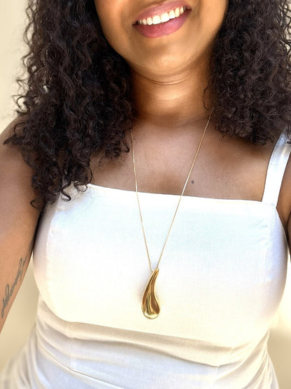 Colar Feminino Vírgula com Pingente Orgânico em Banho de Ouro – Serenité