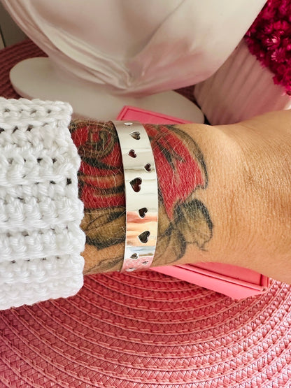 Bracelete Feminino Corações Vazados em Aço Inoxidável Polido – Serenité