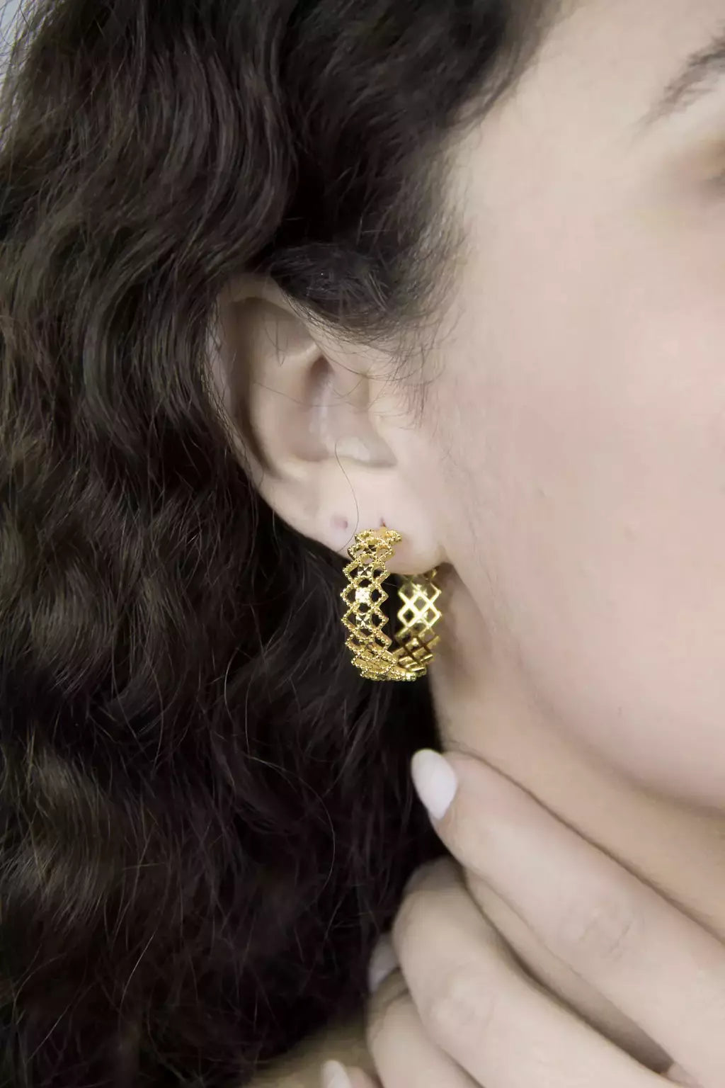 Brinco Argola Feminina Média Vazado Zig Zag em Banho Dourado – Serenité