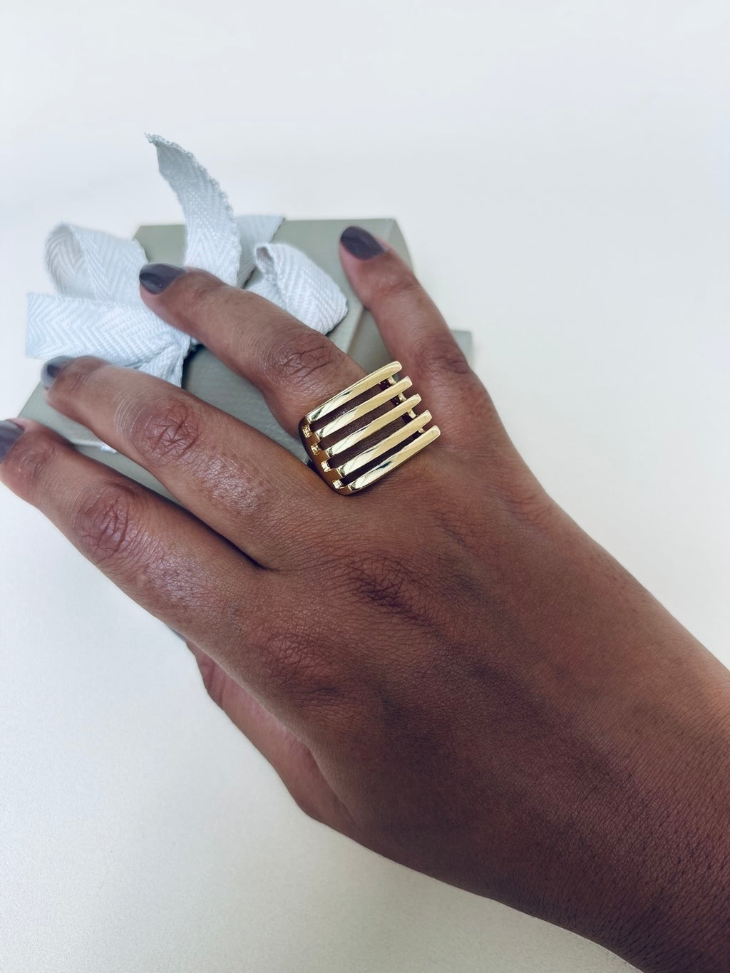 Anel Feminino Gladiador Ajustável com Banho de Ouro em Metal Premium – Serenité