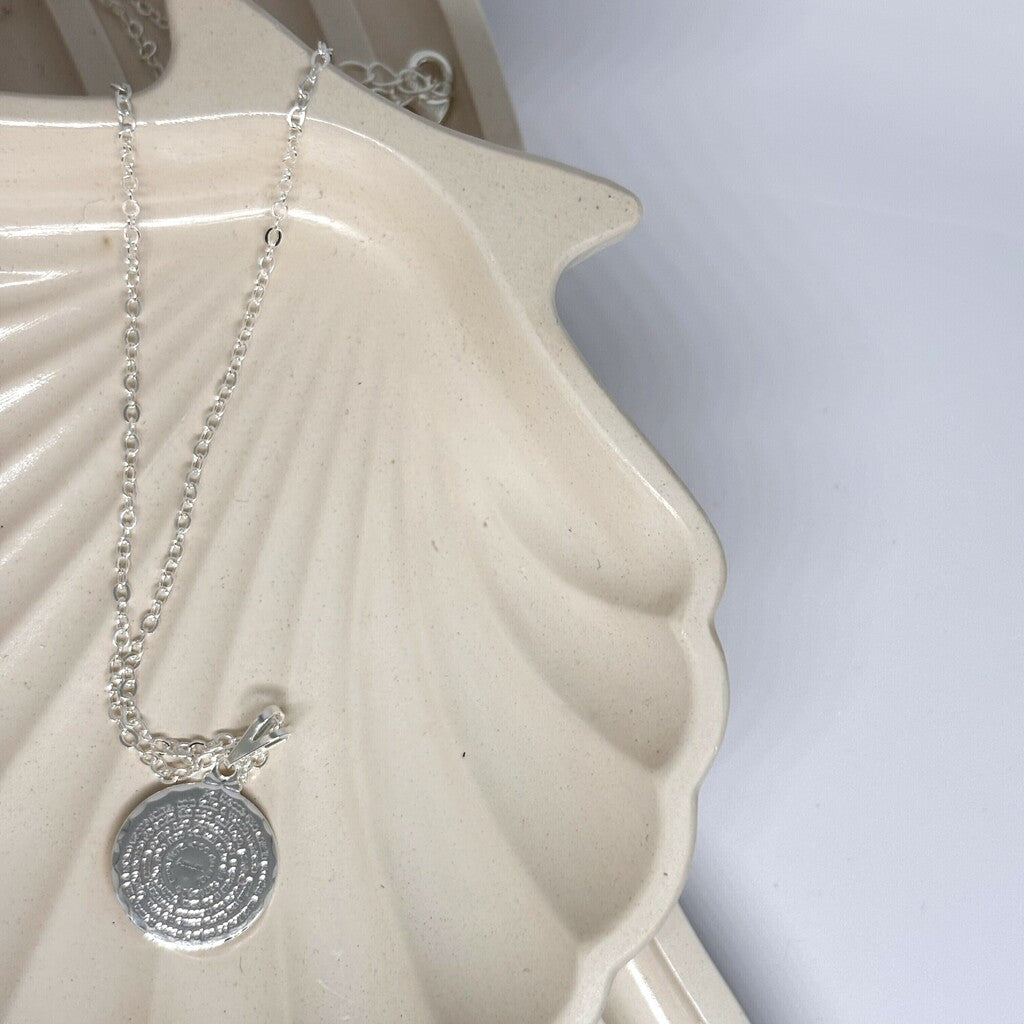 Colar Feminino Pai Nosso com Pingente Medalha em Metal Prateado – Serenité