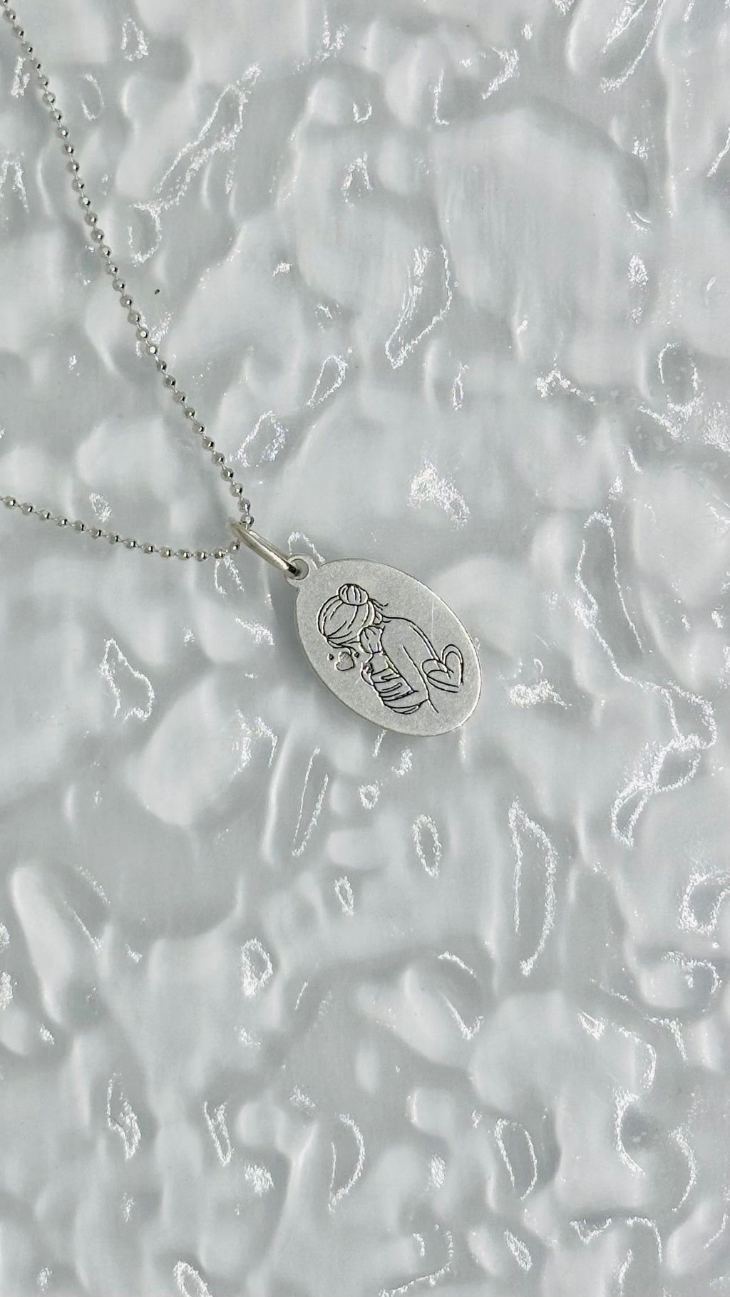 Colar Feminino Medalha Cuidados de Mãe em Prata Banhada – Serenité