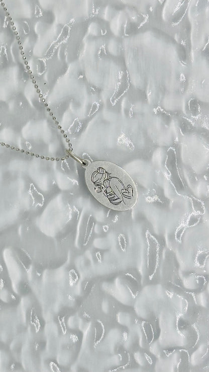 Colar Feminino Medalha Cuidados de Mãe em Prata Banhada – Serenité