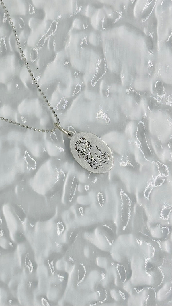 Colar Feminino Medalha Cuidados de Mãe em Prata Banhada – Serenité